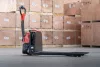EP F4 201 elektromos gyalogkíséretű raklapemelő 2000 kg, Li-Ion 48 V/20 Ah (2 × 24 V/20 Ah), támasztókerékkel EP-F4-201-TK
