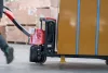 EP F4 201 elektromos gyalogkíséretű raklapemelő 2000 kg, Li-Ion 48 V/20 Ah (2 × 24 V/20 Ah), támasztókerékkel EP-F4-201-TK